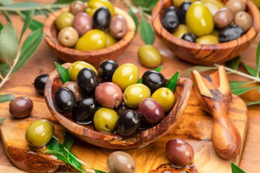 Kalamata, ahşap tabaklarda yeşil ve siyah zeytin. Gıda arkaplanı.