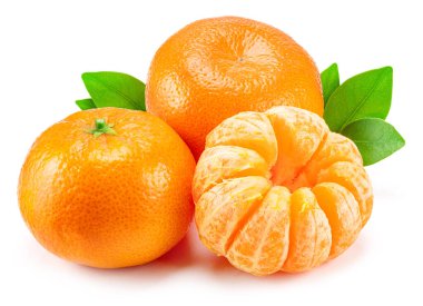 Beyaz arka planda yaprak ve mandalina dilimleri ile olgun mandalina meyveleri.