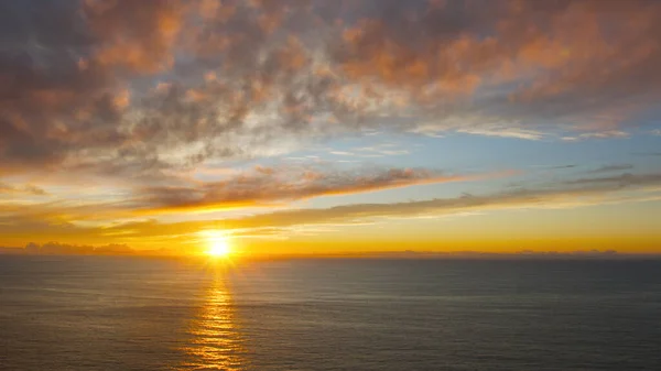 ポルトガル ロカの穏やかな海で息をのむような夕日 — ストック写真