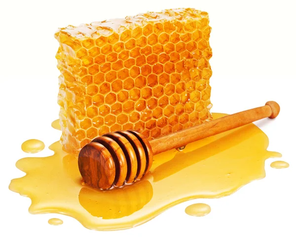 白い背景に蜂蜜の櫛で蜂蜜のスプラッシュで蜂蜜の木製のディッパー スティック 蜂の有機製品の概念 クリッピングパス — ストック写真