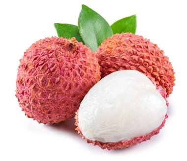 Tüm ve açık liçi meyvesi beyaz arka planda izole.