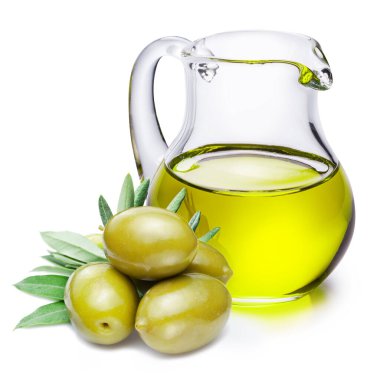 Yeşil doğal zeytin ve sürahide beyaz arka planda izole edilmiş zeytin yağı.. 