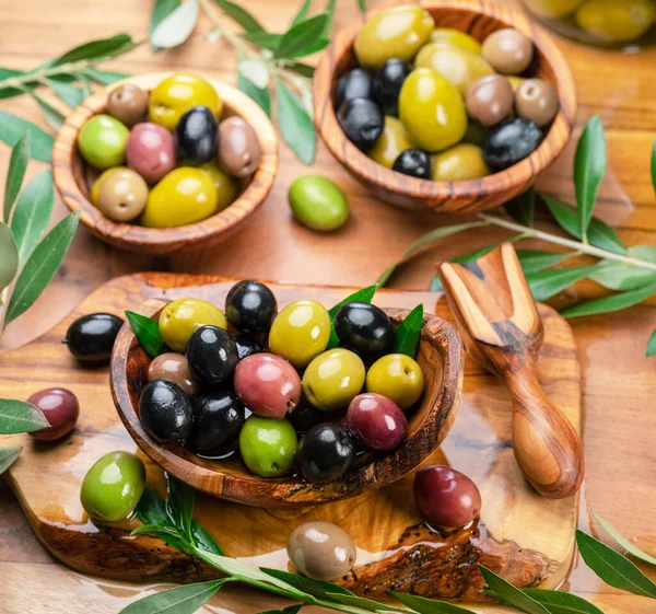 Kalamata Olives Vertes Noires Dans Les Bols Bois Sur Table — Photo