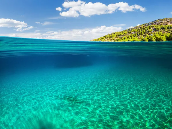 Split View Halb Unterwasserblick Auf Schönen Meeresboden Und Felsige Küste — Stockfoto