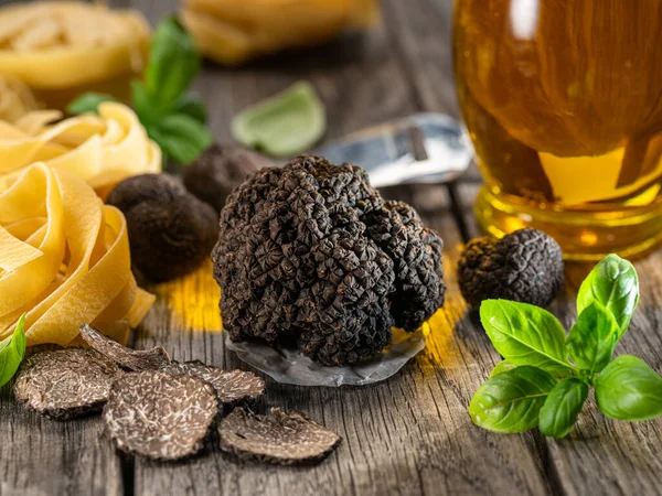 Trufa Negra Comestible Invierno Tagliatelle Albahaca Fresca Sobre Mesa Madera —  Fotos de Stock