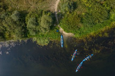 Yaz nehrinde kano ve kano. Kanolar ve nehir kıyısında hava aracı görüntüsü.