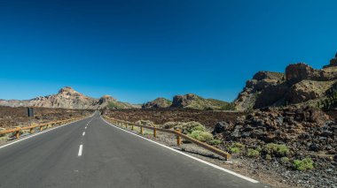 Teide Ulusal Parkı 'nda boş asfalt yol. Tenerife Adası.