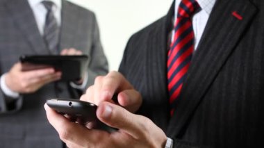 Smartphone ve dijital tablet kullanarak iş adamları