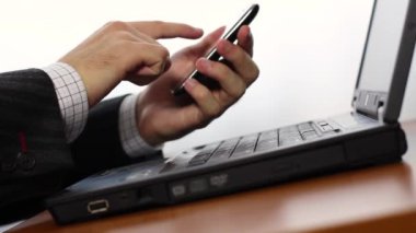 alışveriş online kullanarak cep telefonu ve laptop