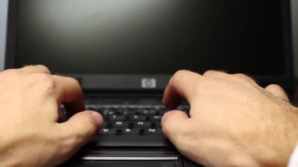 Натискання клавіш на ноутбук — стокове відео