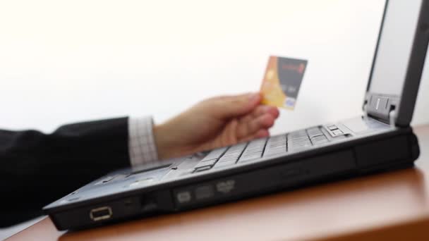 Usando cartão de crédito para compras Internet Shop — Vídeo de Stock