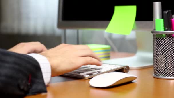 Empresario escribiendo en el teclado de la computadora en la oficina — Vídeo de stock