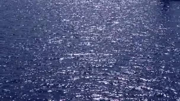 Soleil scintille sur l'eau bleue 