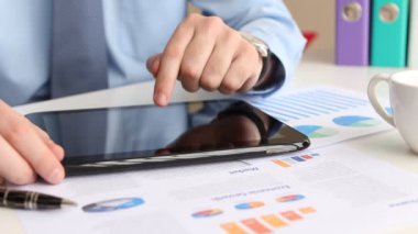 Dijital tablet kullanma ve içme iş adamı