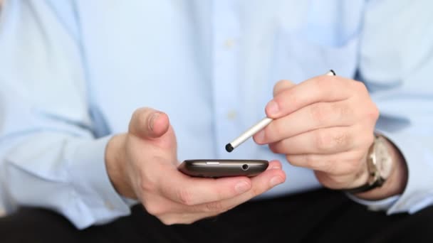 Man met stylus pen voor smartphone touchscreen — Stockvideo