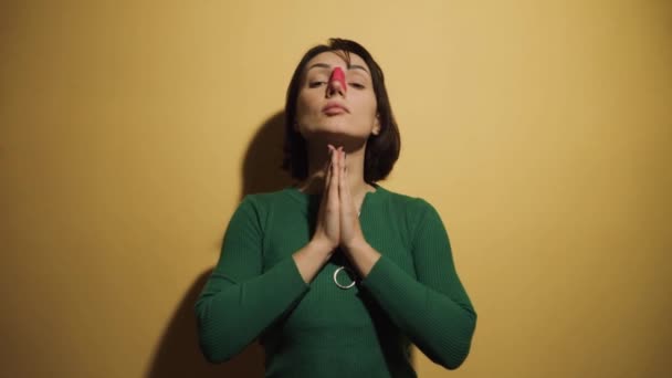 Seorang Wanita Muda Dari Penampilan Eropa Menunjukkan Hidung Kecil Dan — Stok Video
