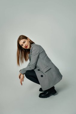 Kollarını kavuşturmuş gülümseyen iş kadınının izole edilmiş portresi..