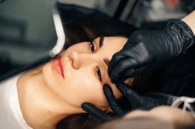 Güzellik ustalarının elleri kalıcı kaş makyajı yapar. Ciltte minimum travma. Kaş mikropateni, manipülatör sapı ve iğneli özel hortum kullanılarak yapılır. Kozmetik bilimci beceri seviyesi