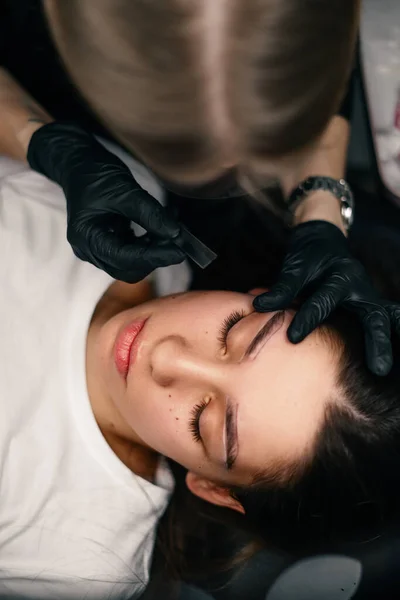 Les Mains Maîtres Beauté Font Maquillage Permanent Sourcil Traumatisme Cutané — Photo