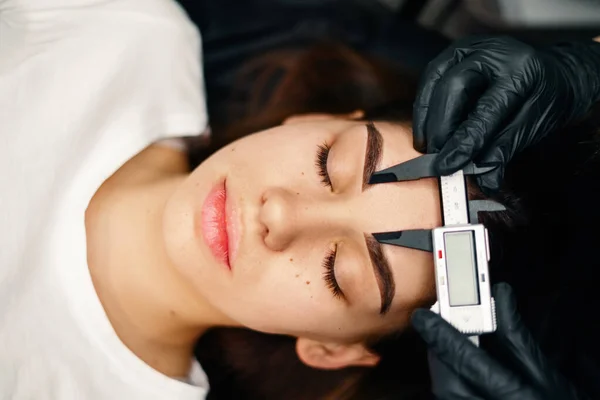 Les Mains Maîtres Beauté Font Maquillage Permanent Sourcil Traumatisme Cutané — Photo