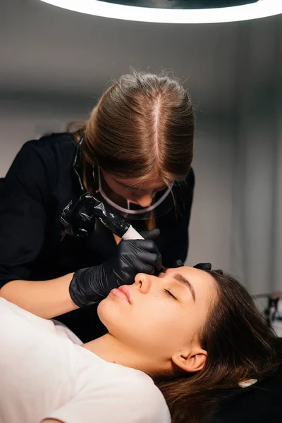 Les Mains Maîtres Beauté Font Maquillage Permanent Sourcil Traumatisme Cutané — Photo