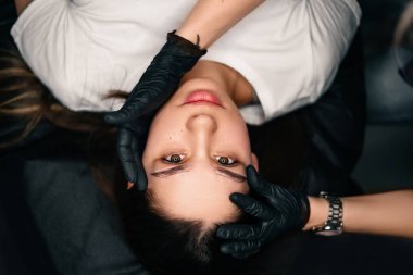 Güzellik ustalarının elleri kalıcı kaş makyajı yapar. Ciltte minimum travma. Kaş mikropateni, manipülatör sapı ve iğneli özel hortum kullanılarak yapılır. Kozmetik bilimci beceri seviyesi