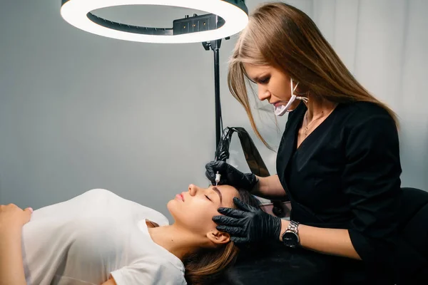 Les Mains Maîtres Beauté Font Maquillage Permanent Sourcil Traumatisme Cutané — Photo