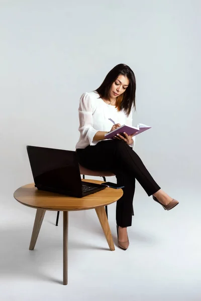 Mujer Negocios Posando Mientras Trabaja Escritorio Portátil Algunos Papeles Fueron — Foto de Stock