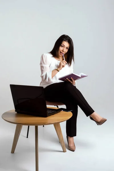 Mujer Negocios Posando Mientras Trabaja Escritorio Portátil Algunos Papeles Fueron — Foto de Stock