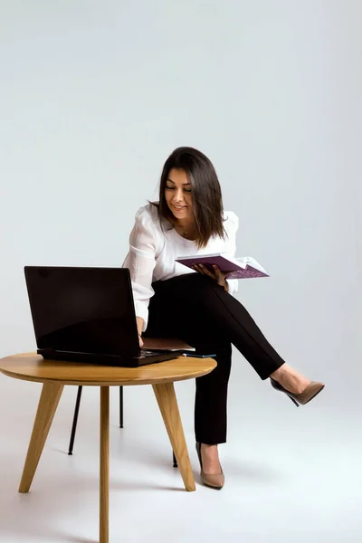 Mujer Negocios Posando Mientras Trabaja Escritorio Portátil Algunos Papeles Fueron — Foto de Stock
