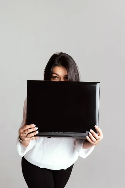 Жінка Діловому Одязі Ховається Ноутбуком Дивиться Прямо Рамку — стокове фото