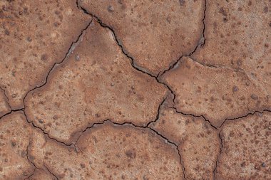 Kuraklık arka planı, toprağın sertleşmesi, kuru toprak dokusunun üst görüntüsü.