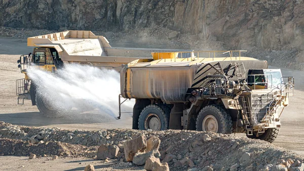 Camión Riego Minas Bulldozer Amarillo Para Extracción Minerales —  Fotos de Stock