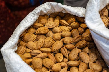 Kabuklu badem, tarifte kullanılan badem meyvesi.