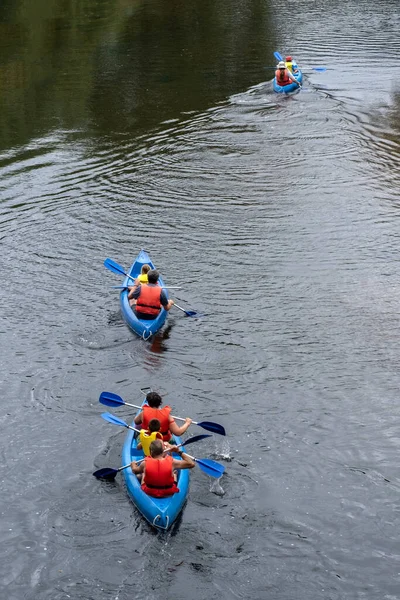 Ludzie Plecach Czasie Wolnym Pływają Kajakiem Rzece — Zdjęcie stockowe