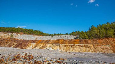 İspanya 'nın Huelva eyaletinde Riotinto madeninin minerallerin sömürüsüyle ünlüdür.