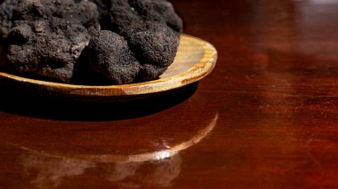 Biber ya da Herbn biberi, zeytin yağıyla kızartılmış ve kaba tuzla tatlandırılmış.