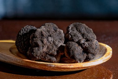 Biber ya da Herbn biberi, zeytin yağıyla kızartılmış ve kaba tuzla tatlandırılmış.