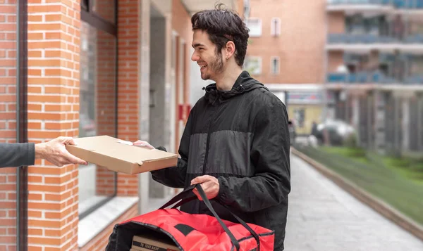 Seorang Pria Mengantarkan Makanan Rumah Klien Memegang Tas Merah — Stok Foto