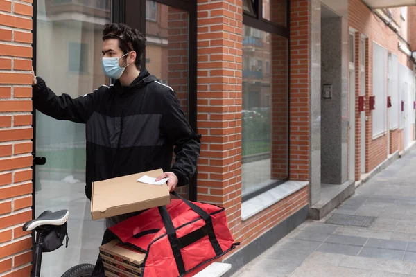 Delivery Man Calling Doorman Wearing Face Mask Holding Red Bag — Stock Photo, Image