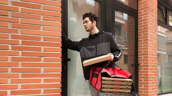 Pengiriman Pria Memanggil Penjaga Pintu Memegang Tas Merah Untuk Pengiriman — Stok Foto