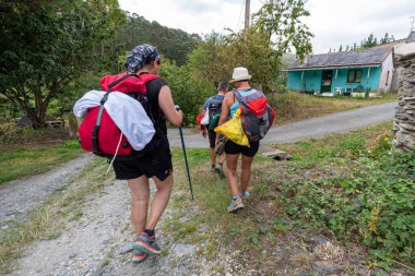 Lugo, İspanya - 12 Ağustos 2021: Camino de Santiago, St. James Yolu, Compostela Katedrali, İspanya. Hacılar ve gezginler hac yolculuğu boyunca yürür