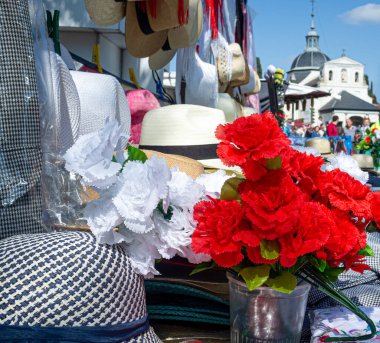 San Isidro Şapeli, karanfiller ve şapkalar tipik Madrid.