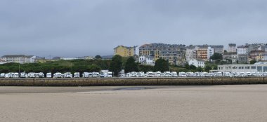 Hoz, Lugo, Galicia, İspanya - 14 Ağustos 2021: Arka planda Hoz köyü, karavan yaşam konsepti ile Foz nehri boyunca kalabalık