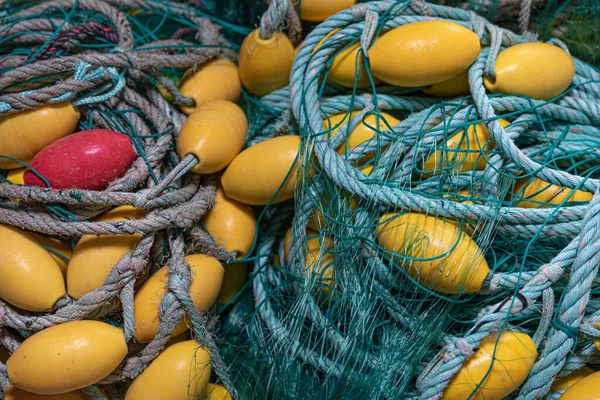 Зеленый Фон Сетки Желтый Поплавок Контраст Рыбной Ловле — стоковое фото