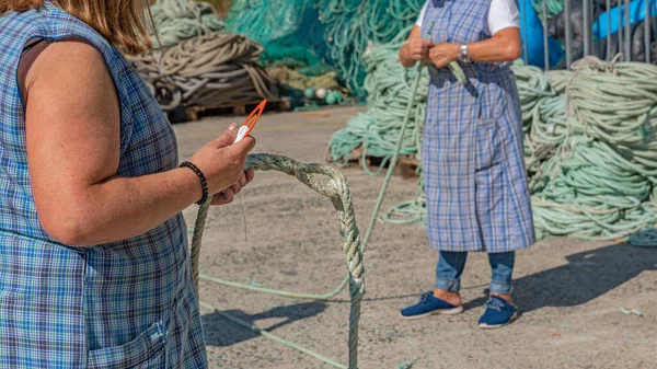 Седан Луго Испания Августа 2021 Года Женщины Шьют Рыболовные Сети — стоковое фото