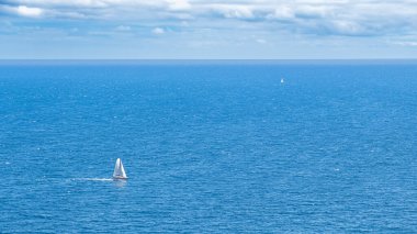 Gökyüzü ve deniz arasındaki ufuk, yelkenli gemi.