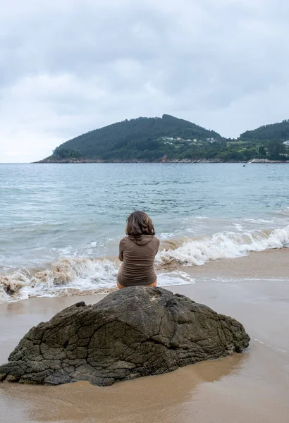 Woman Solitude Beach Sea Waves — Stock Photo, Image