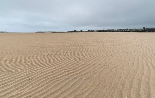 Lugo, Galiçya, İspanya 'da dalgaların alçaldığı kum tabanı.