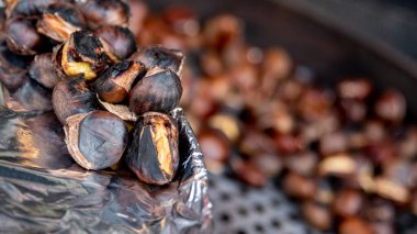 Kızarmış kestane. Kömür ateşiyle barbekü.